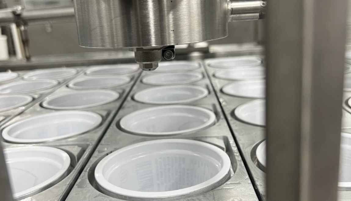 Yogurt bowl using ion wind cleaning