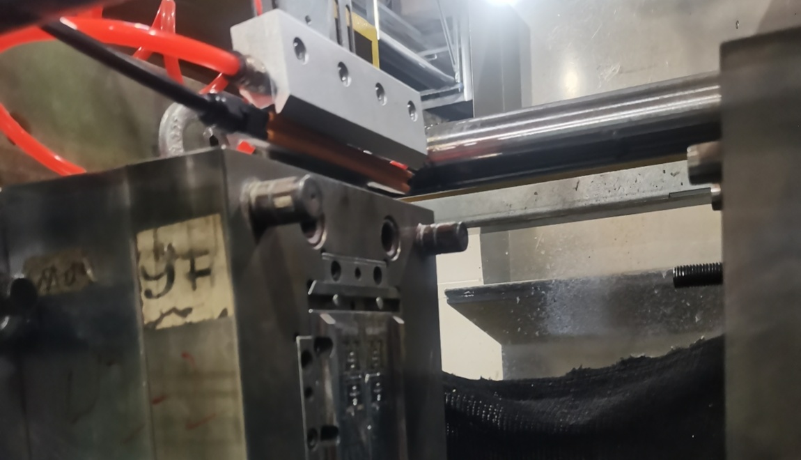Electrostatic removal of lightweight injection molded parts